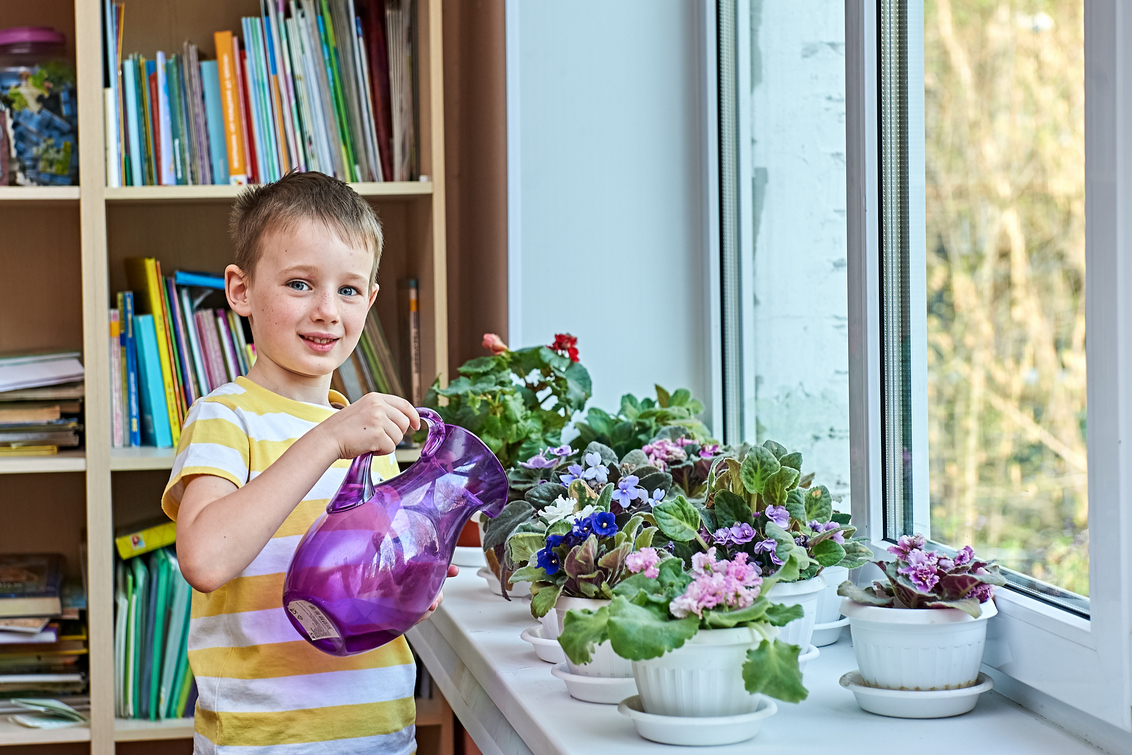Ребенок поливает цветы идея для фотосессии в саду